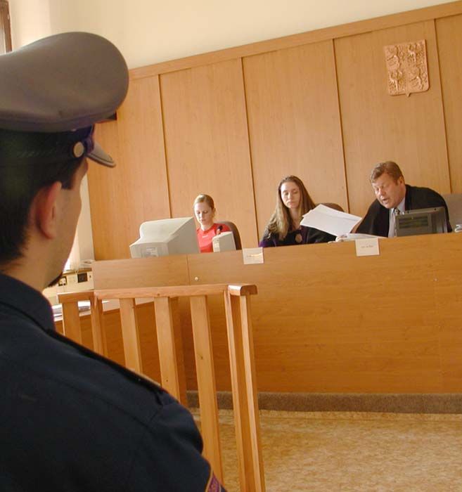 obrázek: Trezoroví specialisté u soudu 