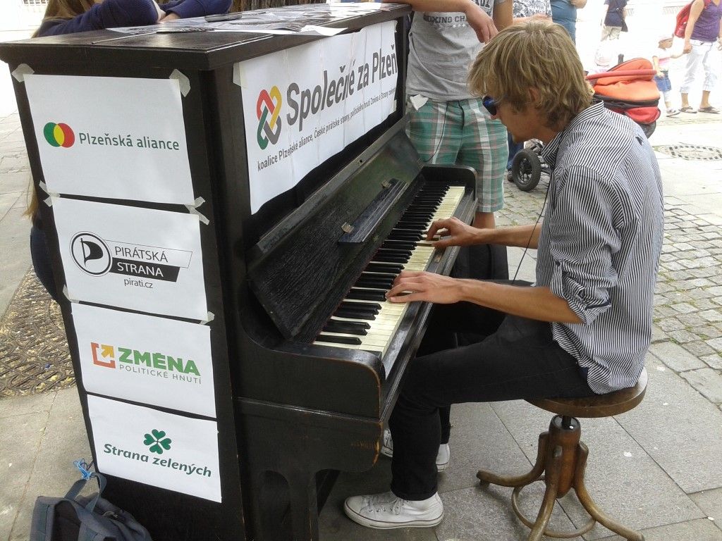 obrázek: Společně za Plzeň začali kampaň s pianem U Branky