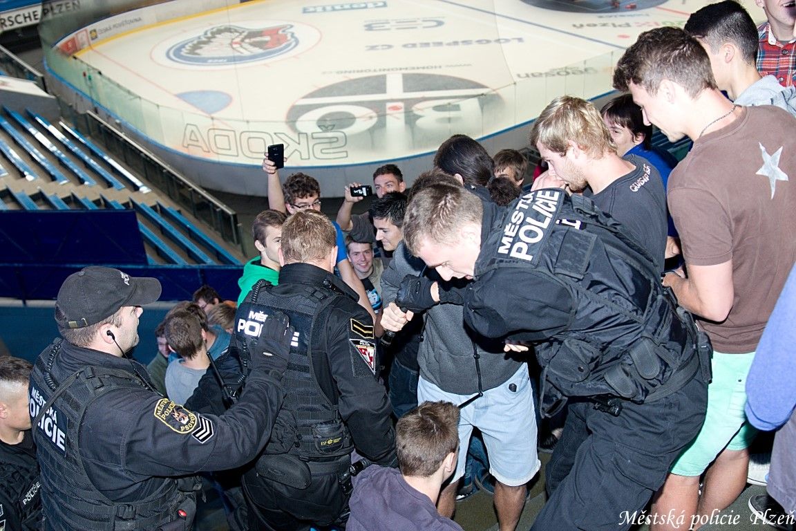 obrázek: Strážníci v ČEZ aréně v úterý krotili fiktivní chuligány