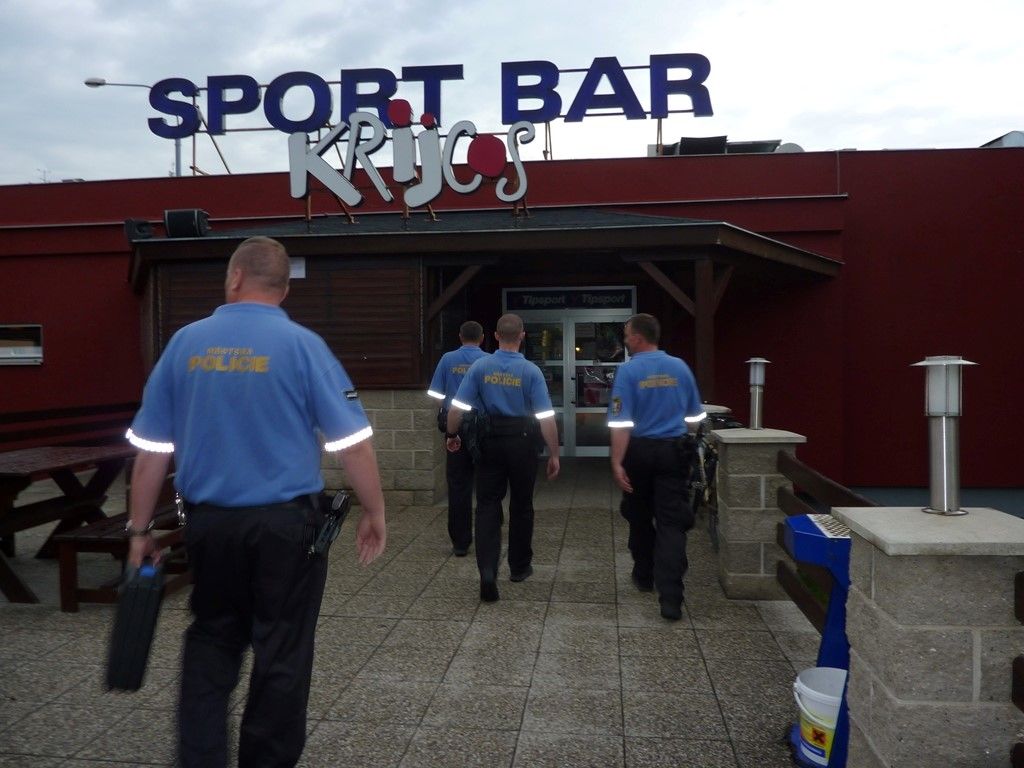 obrázek: Strážníci v Plzni kontrolovali, jestli mladiství nepopíjí alkohol