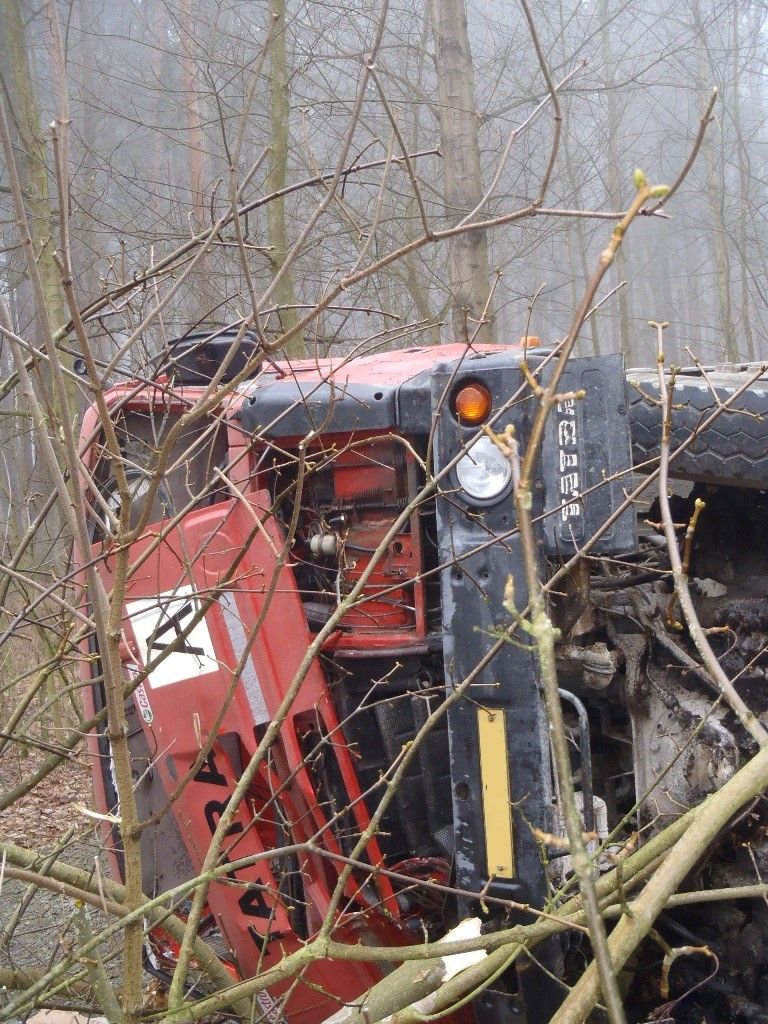 obrázek: Tatra s kamennou drtí se za Hadačkou převrátila do lesa