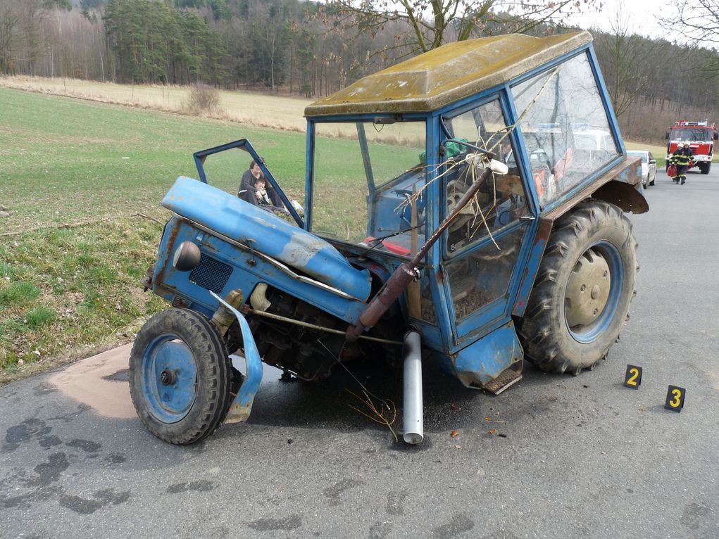 obrázek: U Chudenic boural traktor, nehoda ho ´zlomila´. Podívejte se 