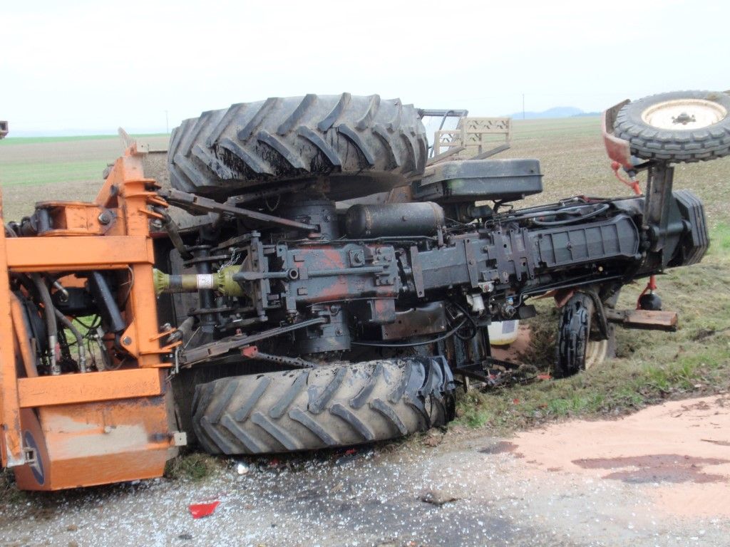 obrázek: U Liblína boural traktor s autem, hasiči zasahovali pět hodin