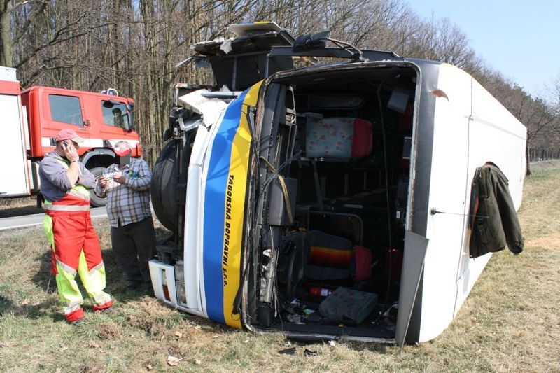 obrázek: U Žákavy se převrátil autobus s malými hokejisty 