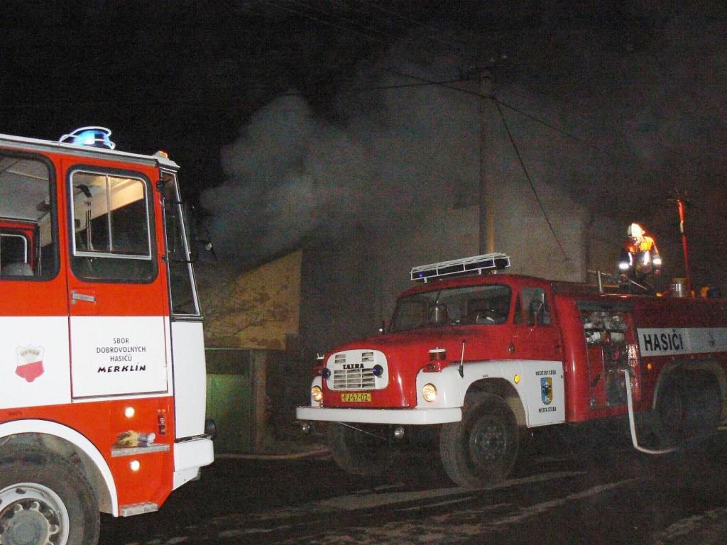 obrázek: V Čelákovech uhořelo 15 slepic, další hasiči zachránili