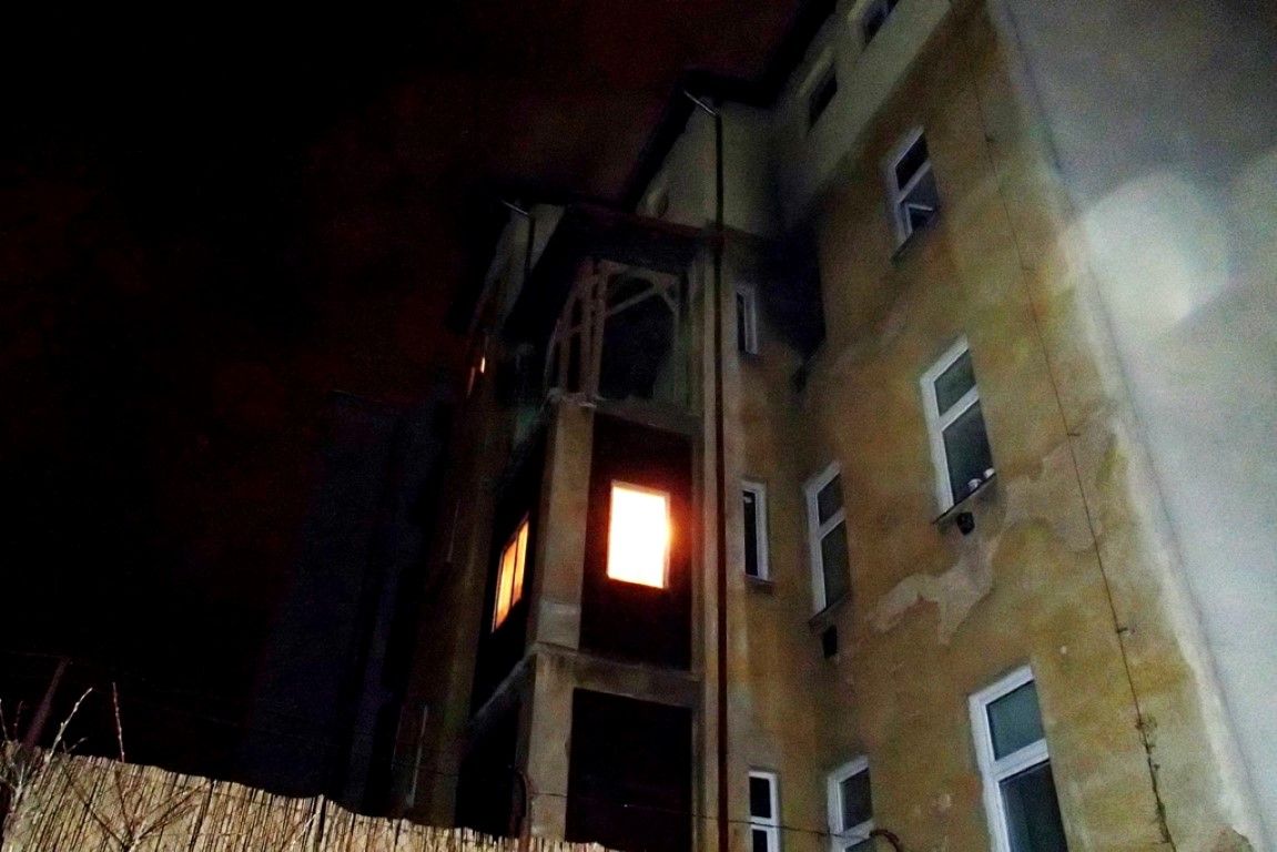 obrázek: V Plzni vybuchl v bytě plyn, popálený skončil v nemocnici