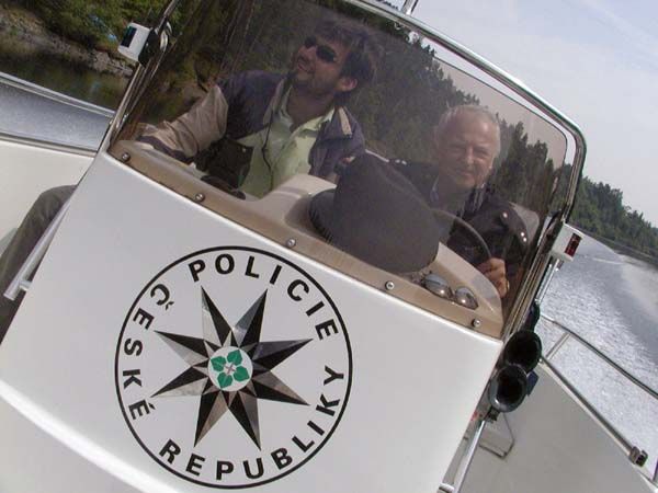 Policisté kontrolovali motorové čluny a další lodě v Českém údolí i na Hracholuskách