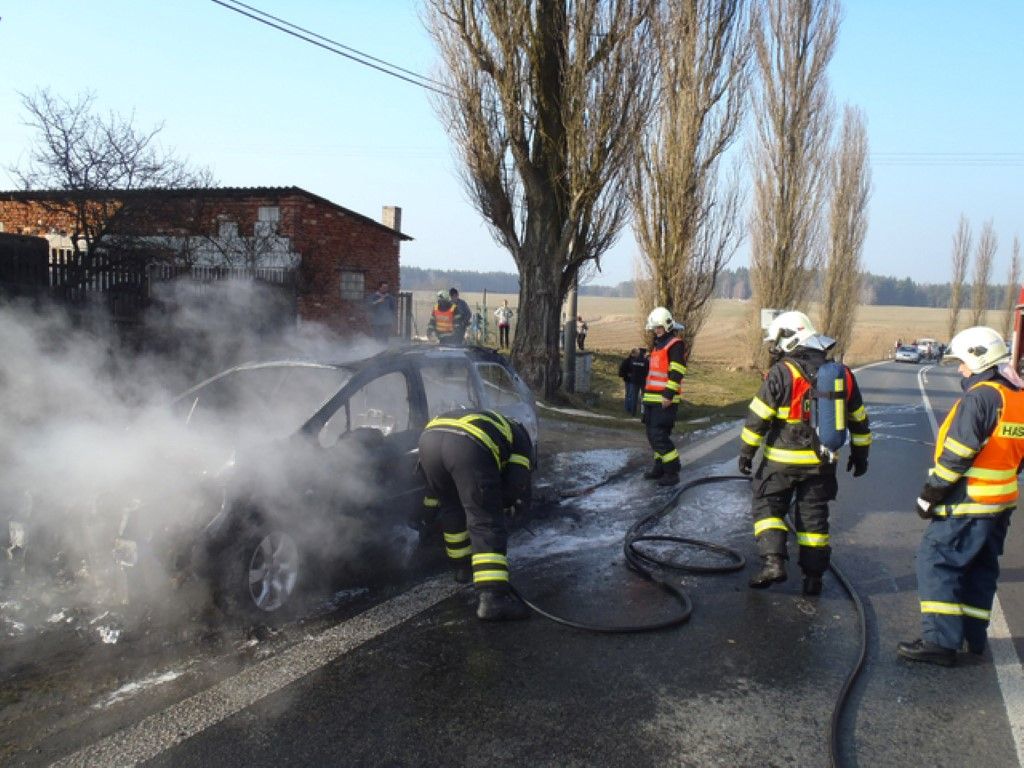 obrázek: Ve Vysoké Libyni shořelo osobní auto 