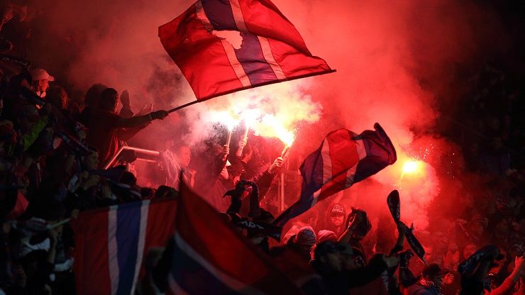 obrázek: Viktoria bude vymáhat škodu po fanoušcích, kteří házeli světlice a dýmovnice