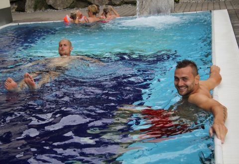 obrázek: Fotbalisté Plzně ve volném čase na soustředění třeba plavou