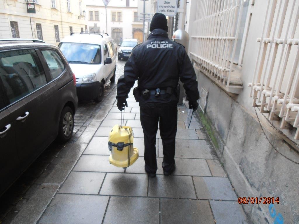 obrázek: Z auta v Plzni vypadl v zatáčce vysavač