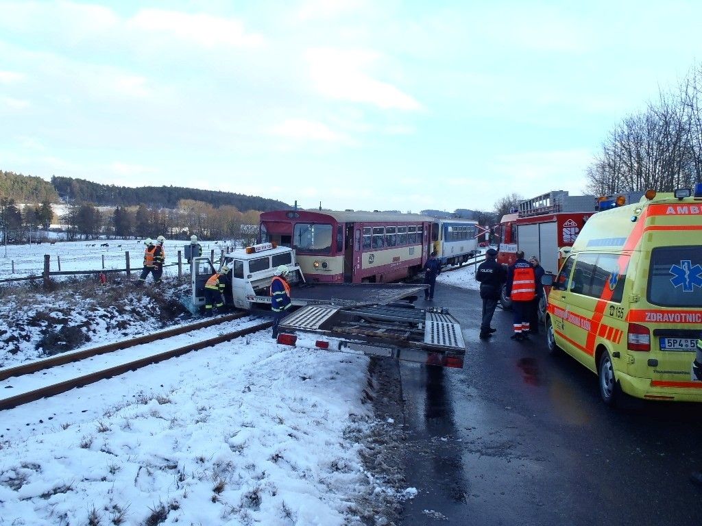 obrázek: Za Svržnem boural vlak s autem odtahové služby 