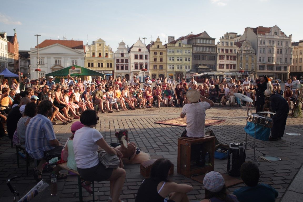obrázek: Živá ulice startuje v pondělí, veze do Plzně 600 umělců