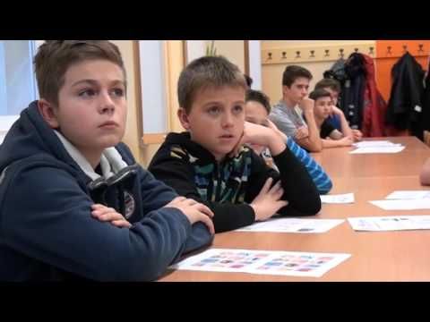 Děti ze základních škol pracují na sestrojení jeřábu