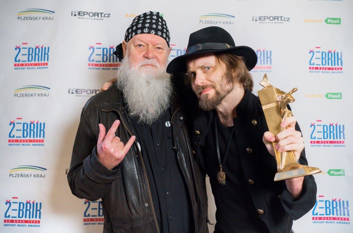 Album roku ankety Žebřík převzal Pan Lynx, cenu předal Lumír Aschenbrenner