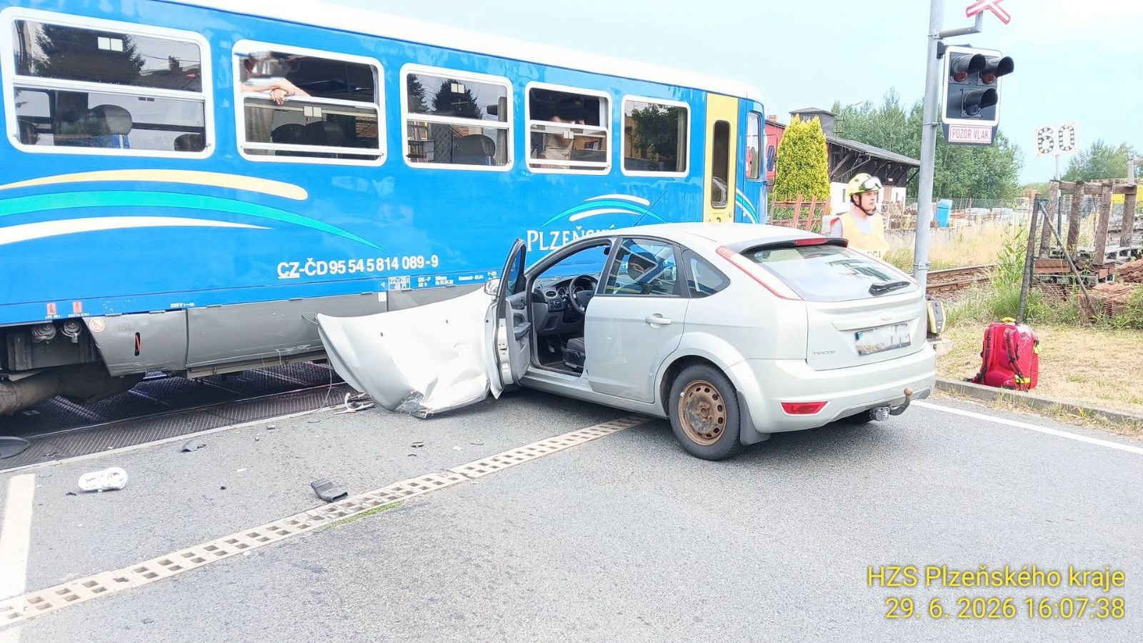 Auto se střetlo s vlakem na přejezdu. Zraněnou mladou ženu odvezla záchranka