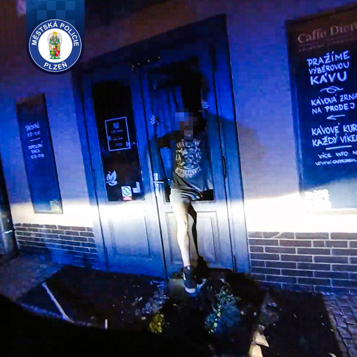 Bez klíčů, bez dokladů, ale s chutí na svačinu. Lupič v Plzni tvrdil, že kavárnu vlastní (video)