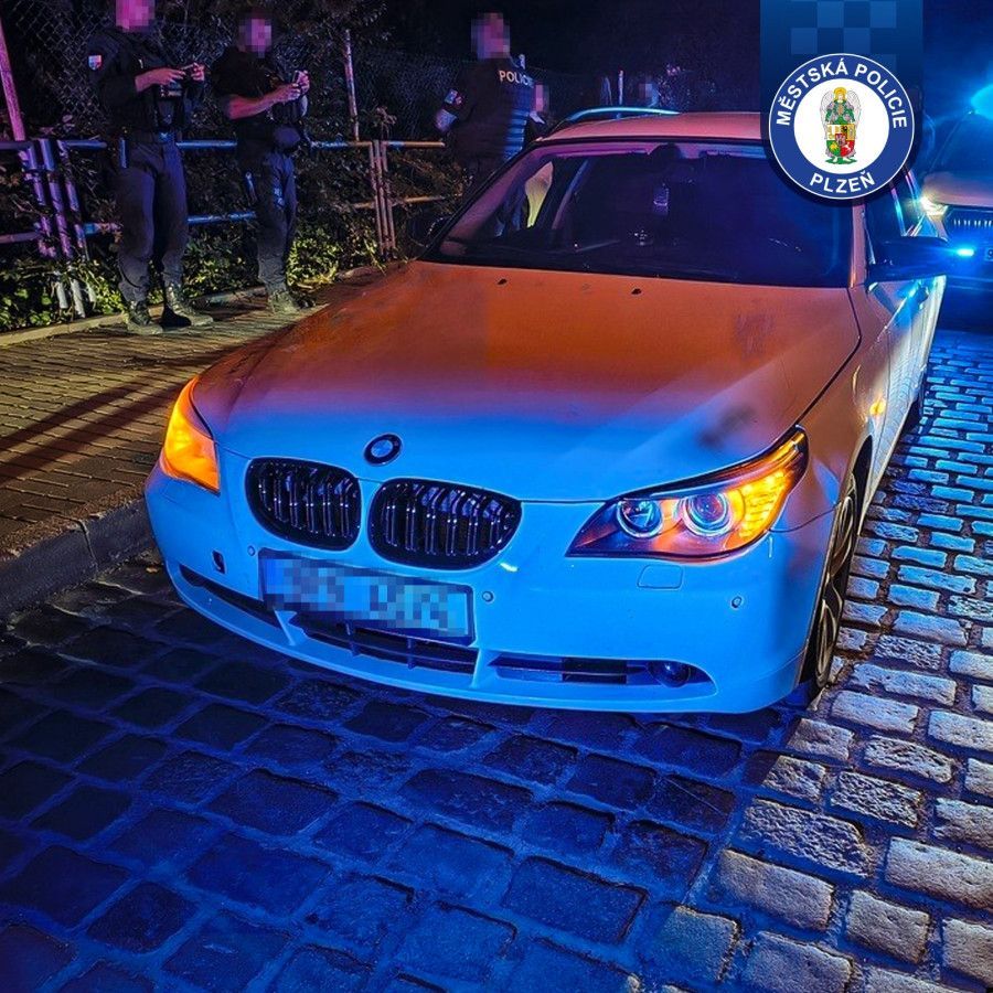BMW bez světel a řidič vytáhl falešný řidičák. Oprávnění zřejmě nikdy neměl