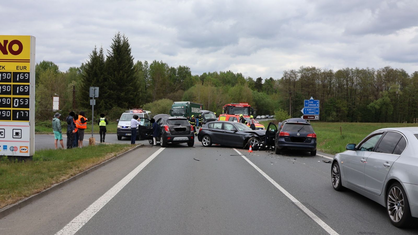 BMW po nehodě u Babylonu vletělo do protisměru. Zranil se řidič, dítě skončilo v nemocnici
