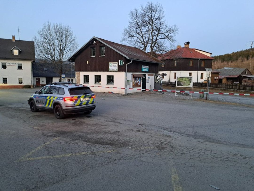 Cizinci půjdou za explozi bankomatu v Srní do vězení