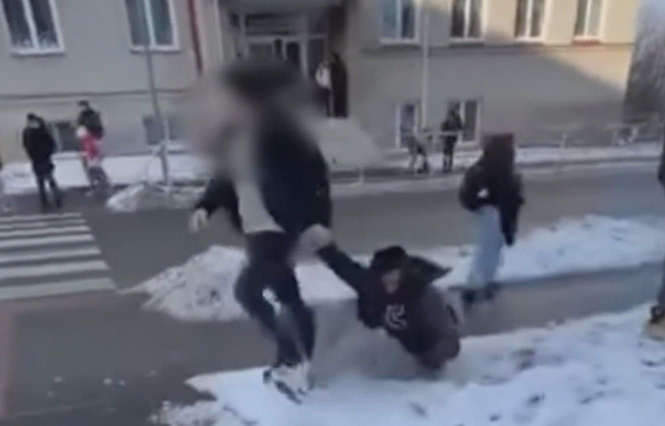 Dospělý napadl 13letého před školou v Klenčí, vláčel ho ulicí