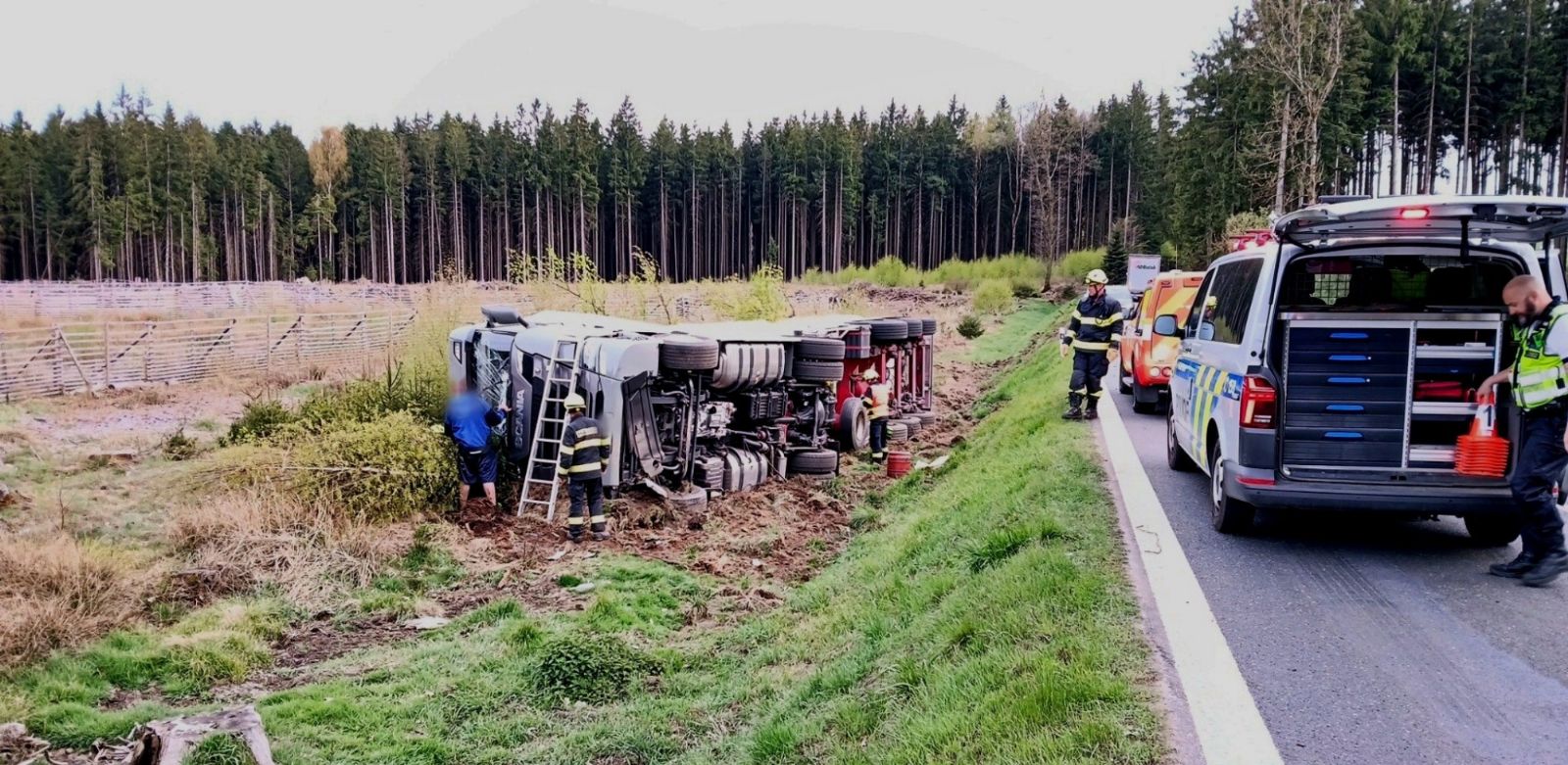 Dramatická nehoda kamionu u Babylonu. Řidiče museli vyprostit z kabiny hasiči