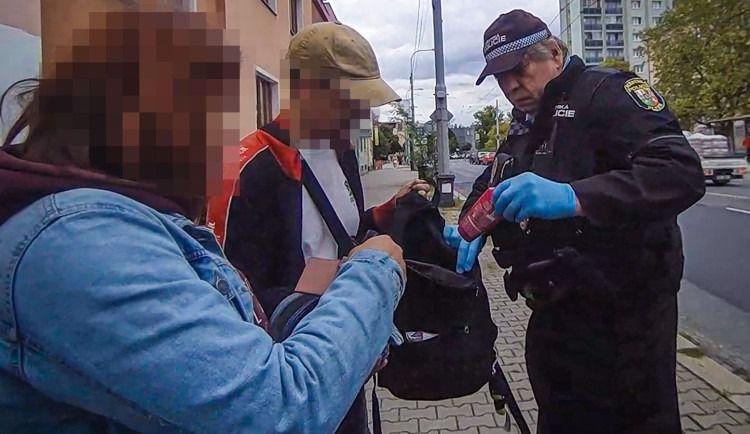 Dva kumpáni svalovali vinu jeden na druhého