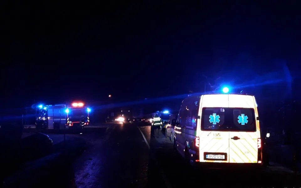Dvě nehody na D5. Řidič chtěl pomoci, do jeho auta pak narazila žena s více než dvěma promile