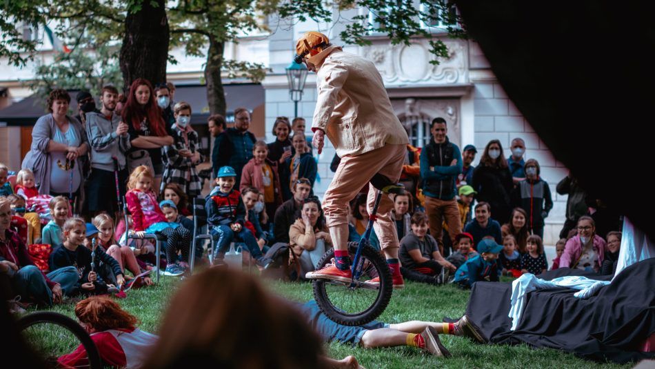 Festival Nastevřeno oživí Bory. Ulice ožijí divadlem, performancí i sousedskou hostinou