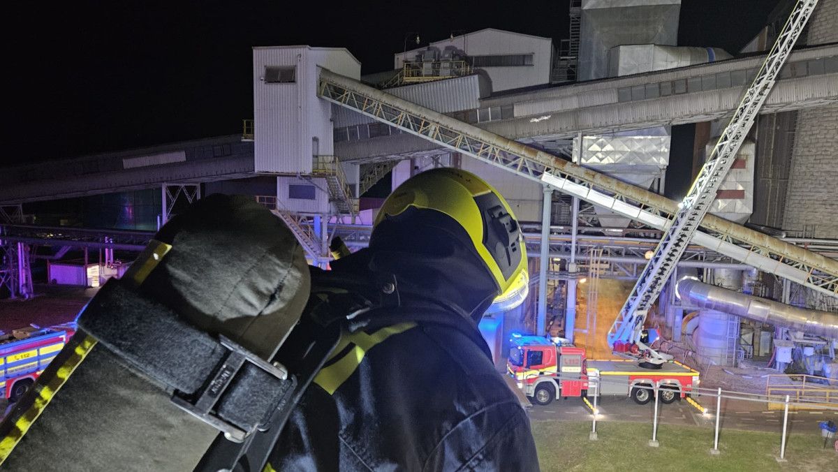 Hasiči bojovali s výpadkem v teplárně, dvě lehká zranění