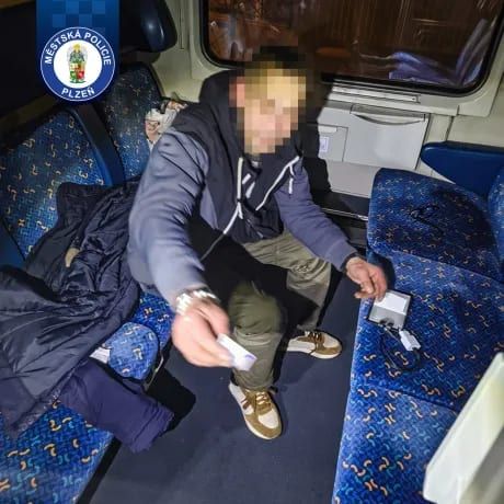 Hledaný muž se usídlil v odstaveném vagonu. Na plzeňském nádraží ho zadrželi