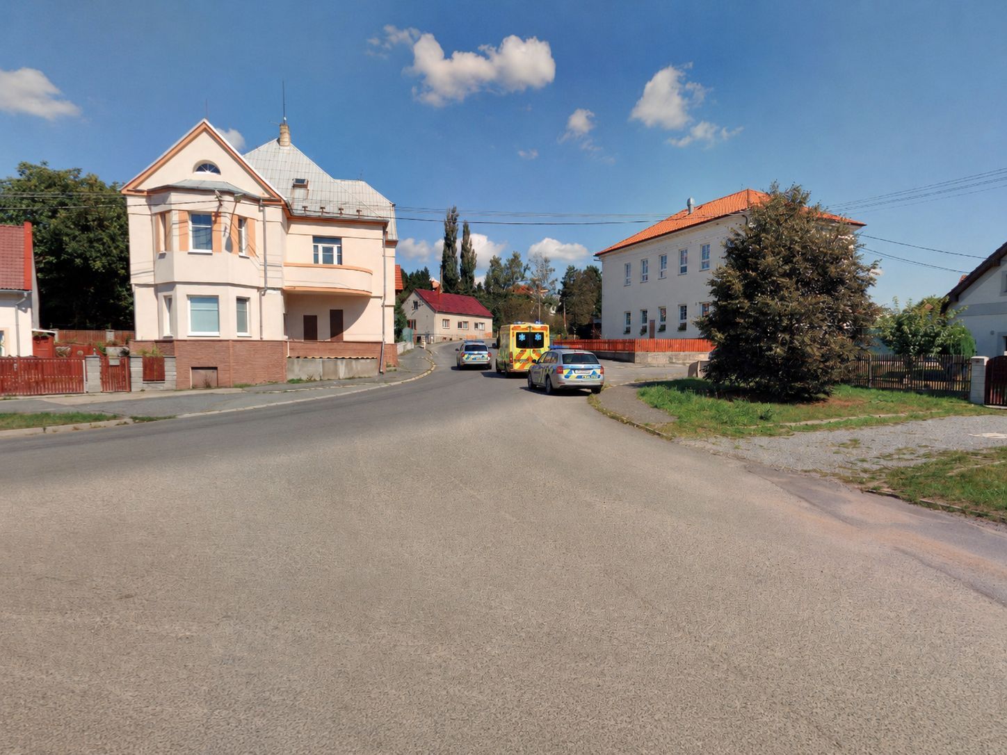 Jízda kabrioletem skončila tragédií. Mladá žena vypadla z Mustangu, v nemocnici zemřela