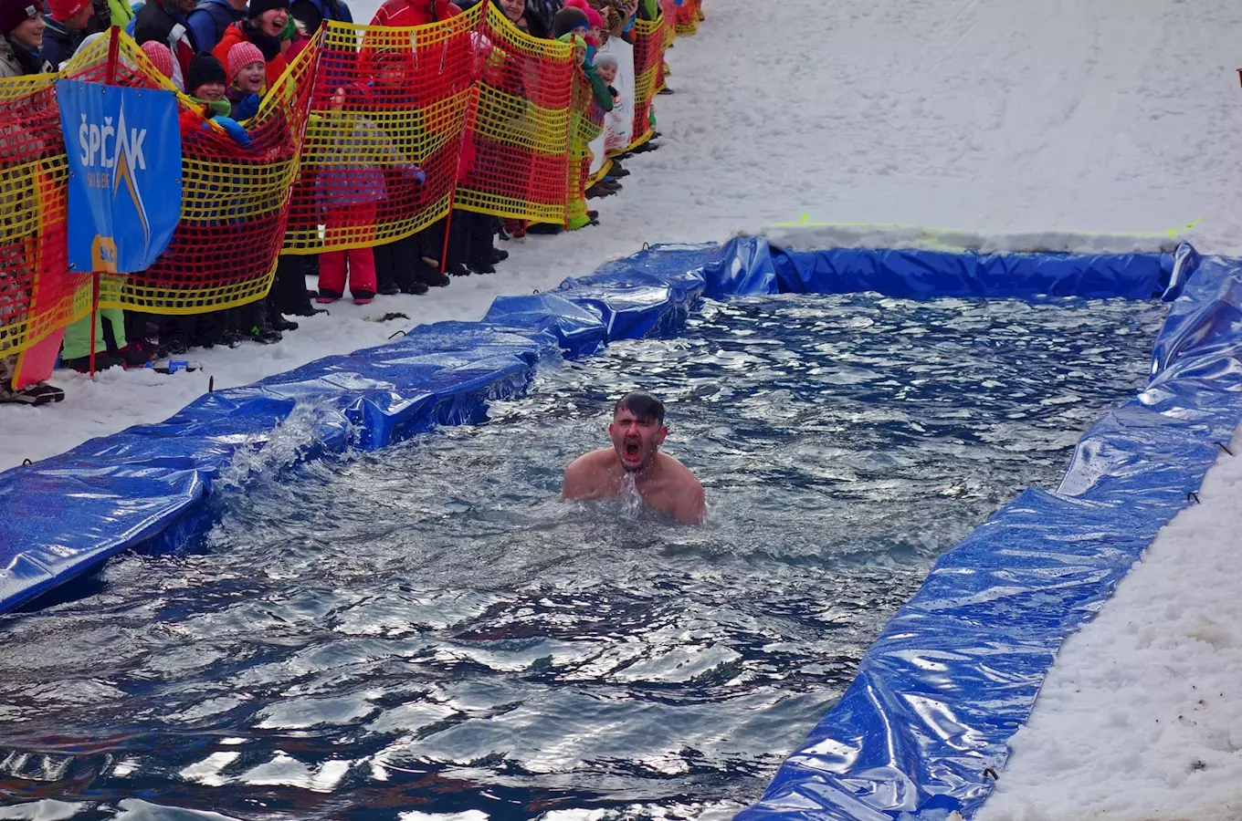 Jízda přes louži na Špičáku, většina odvážlivců skončila v ledové vodě