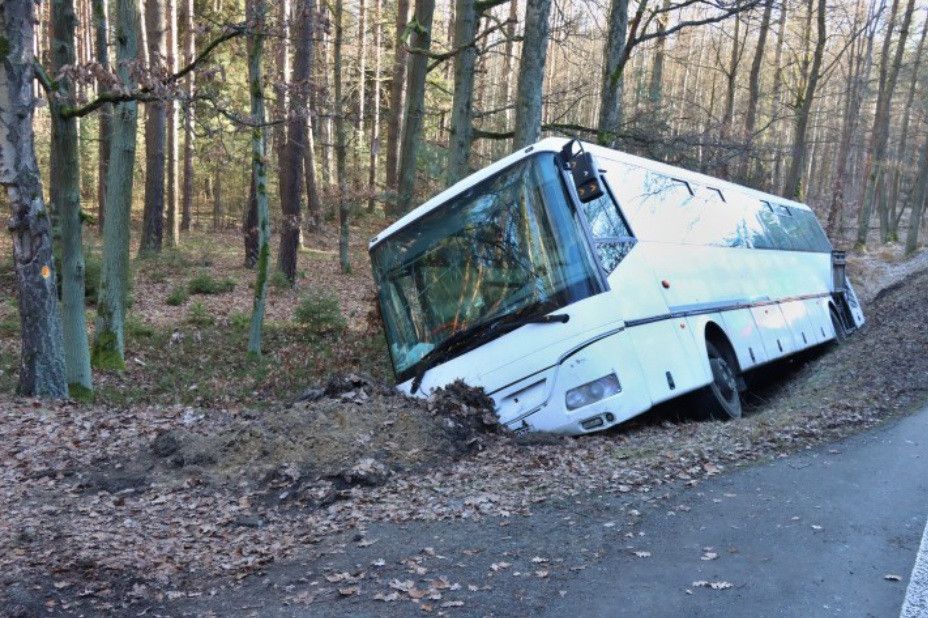 Kdo byl únosce bílého autobusu? Naboural několik aut a poslal ho do příkopu