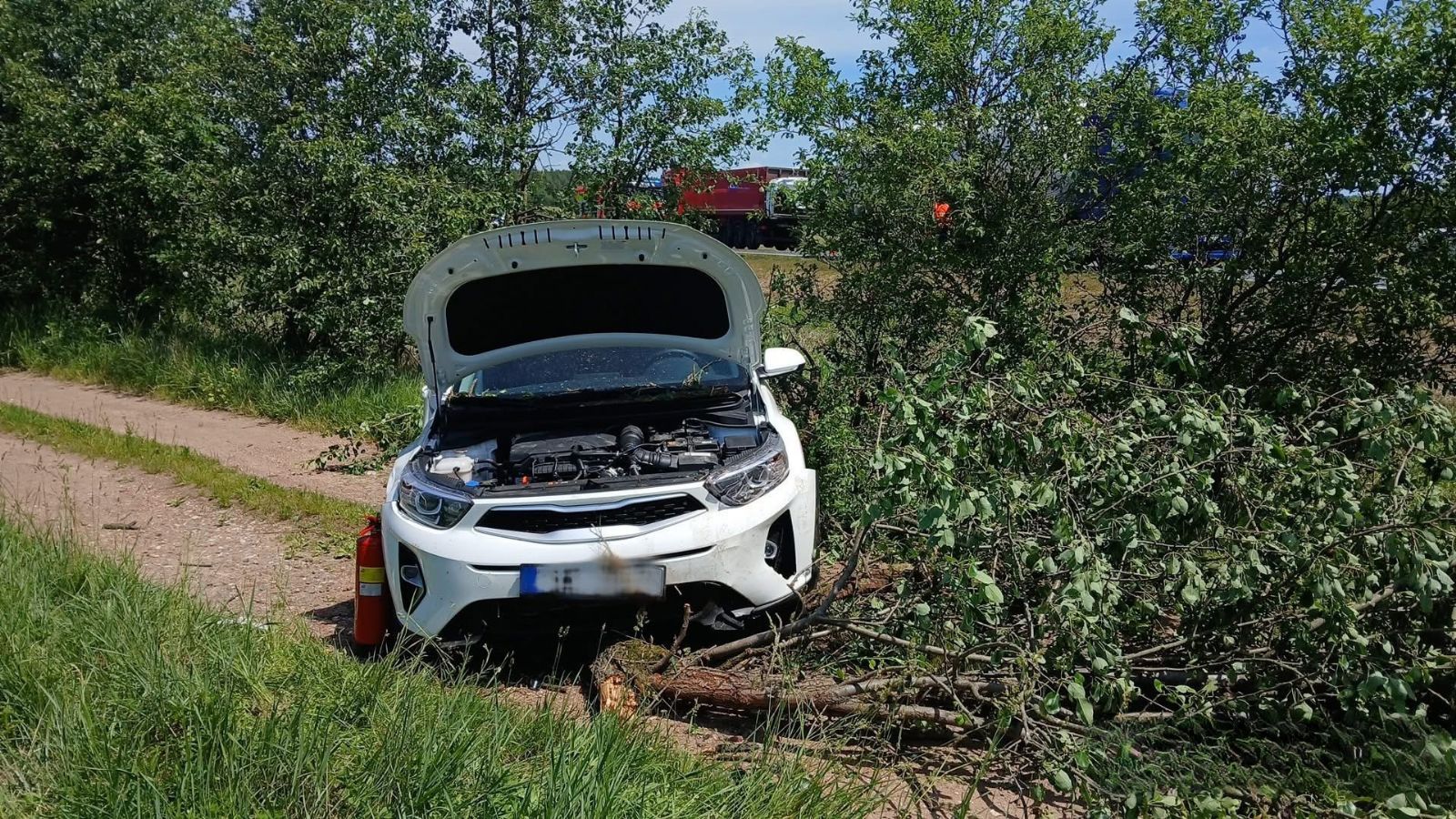Kia po nárazu do cisterny vyletěla ze silnice. Řidička vyvázla bez vážných zranění