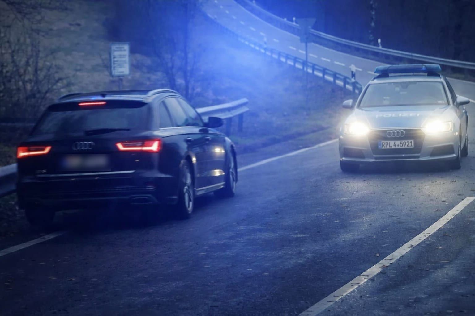 Kradené Audi z Bavorska ujíždělo přes hranici až na Klatovsko. Honička skončila havárií