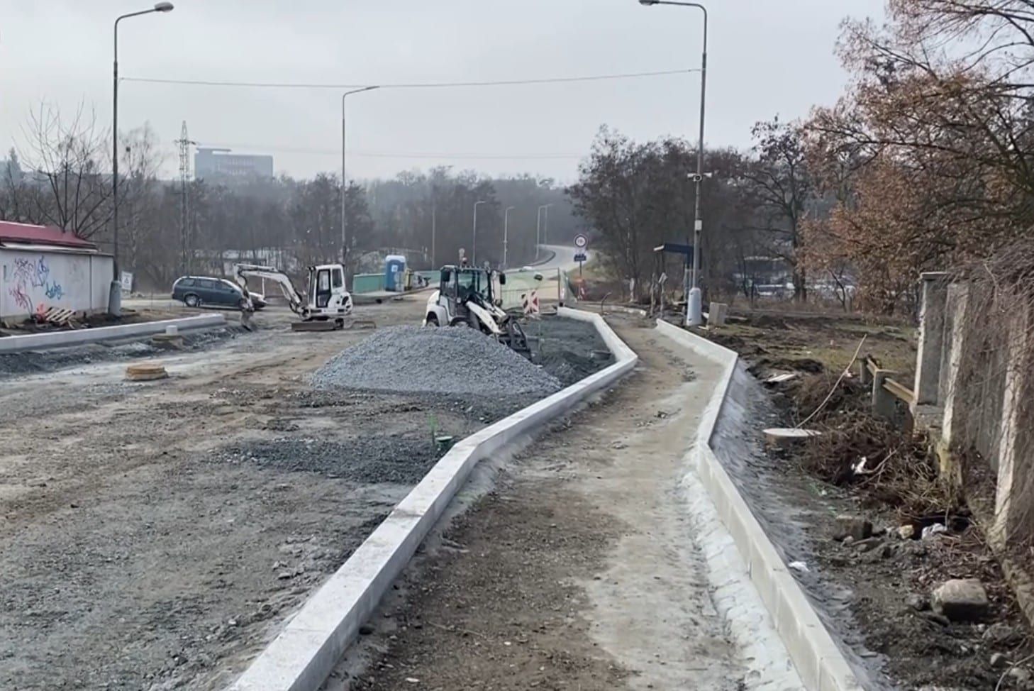 Lobzy budou průjezdné až od 1. června, práce zdrželi archeologové i tvrdá skála