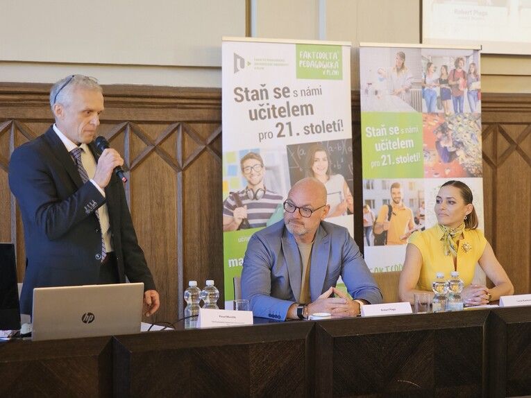 Ministr školství v Plzni řešil budoucnost učitelů. AI je dobrý sluha, ale zlý pán