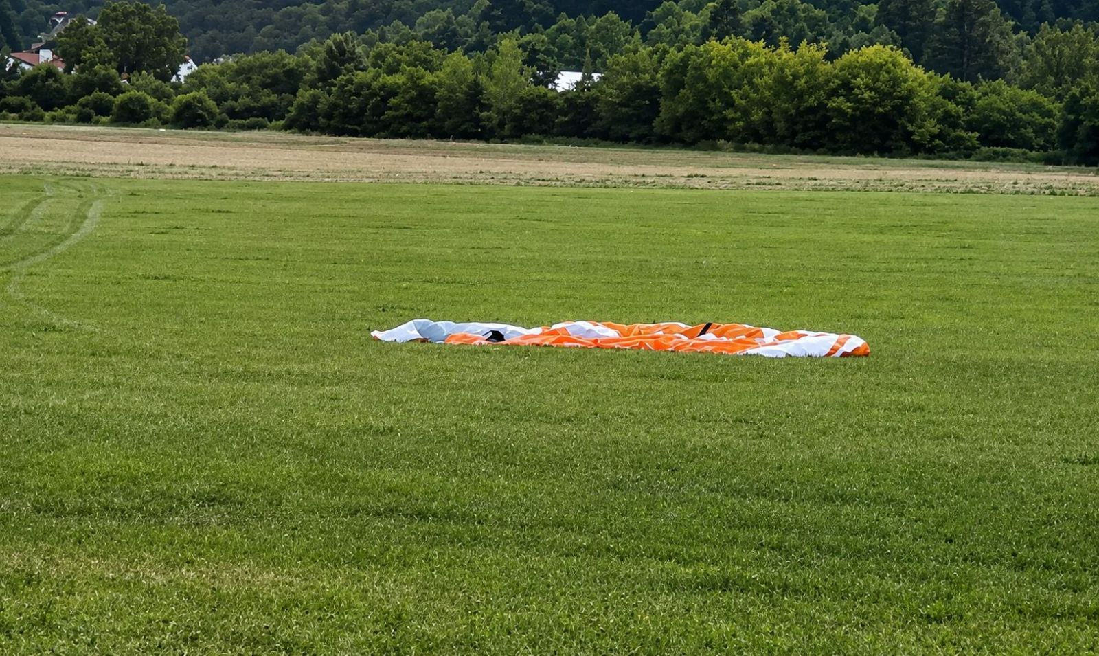 obrázek: Mladý pilot se u Plzně zřítil s motorovým paraglidem. Pád z 50 metrů nepřežil
