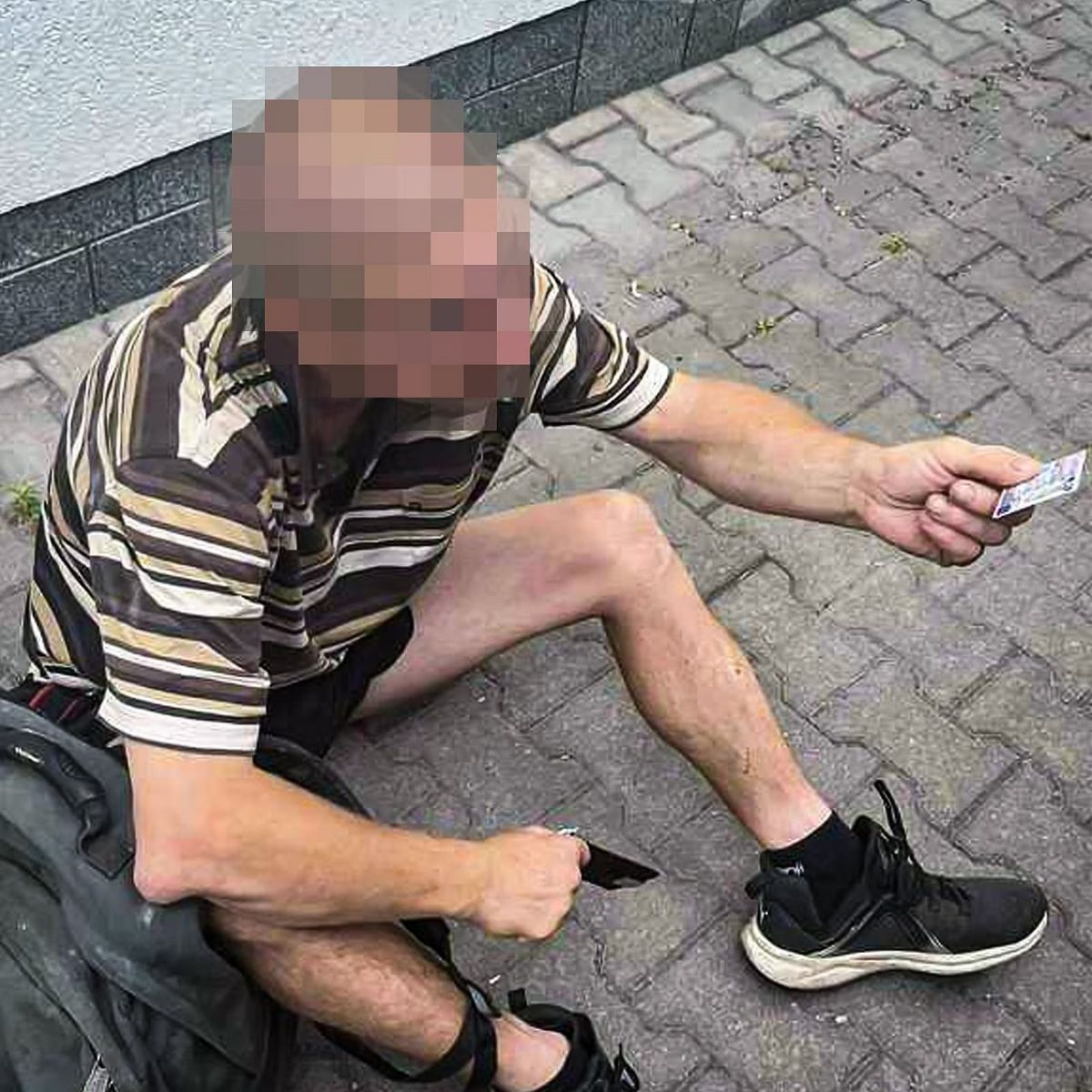 Muž s 4,54 promile alkoholu ležel bezvládně na chodníku
