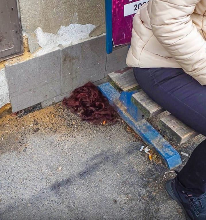 Na zastávce v Plzni napadl přítelkyni nožem a uřízl jí chomáč vlasů