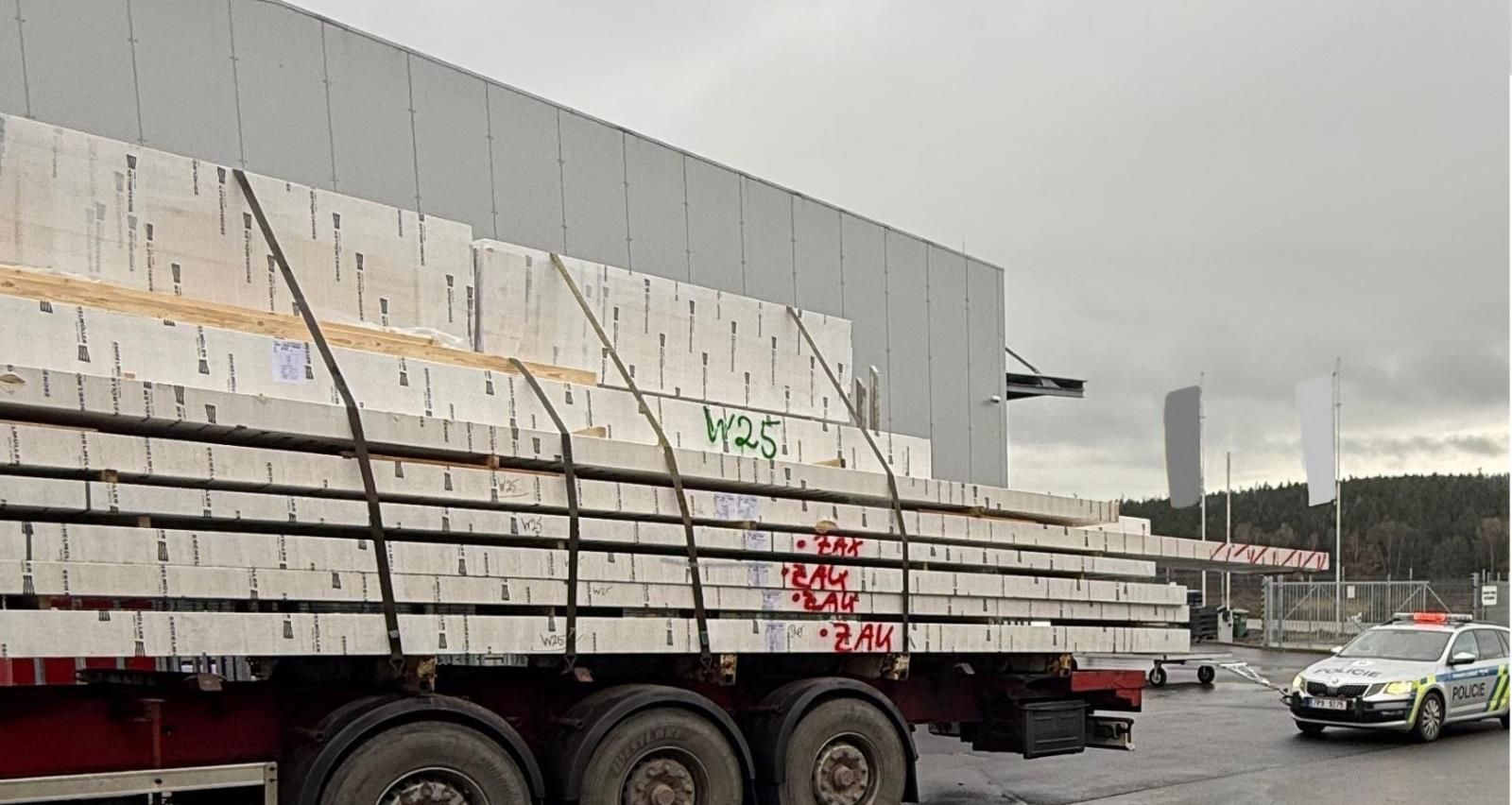 Nadrozměrné náklady na kamionech. Policie na plzeňsku rozdávala pokuty i statisícové kauce