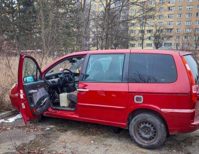 Nadzvedli Citroën, navrtali nádrž a snažili se ukrást naftu