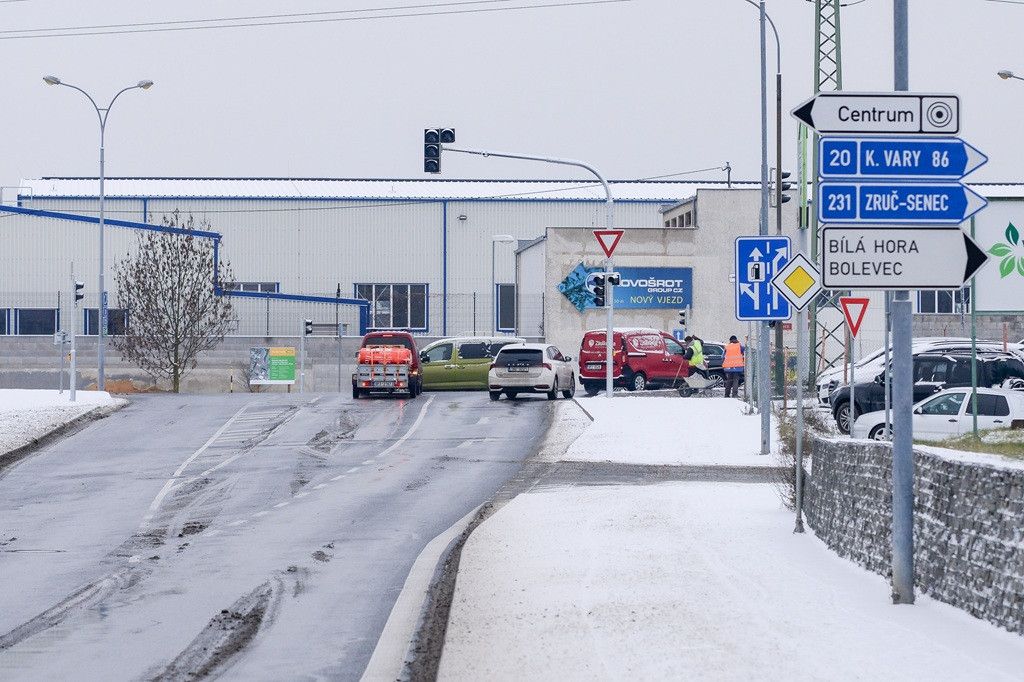 Nové semafory na Jateční x Chrástecká v provozu