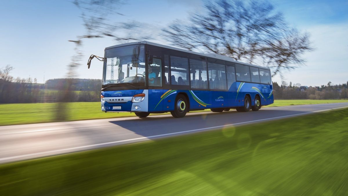 Od neděle se mění jízdní řády autobusů v kraji. Přibudou školní posily i zastávka Mrakodrap
