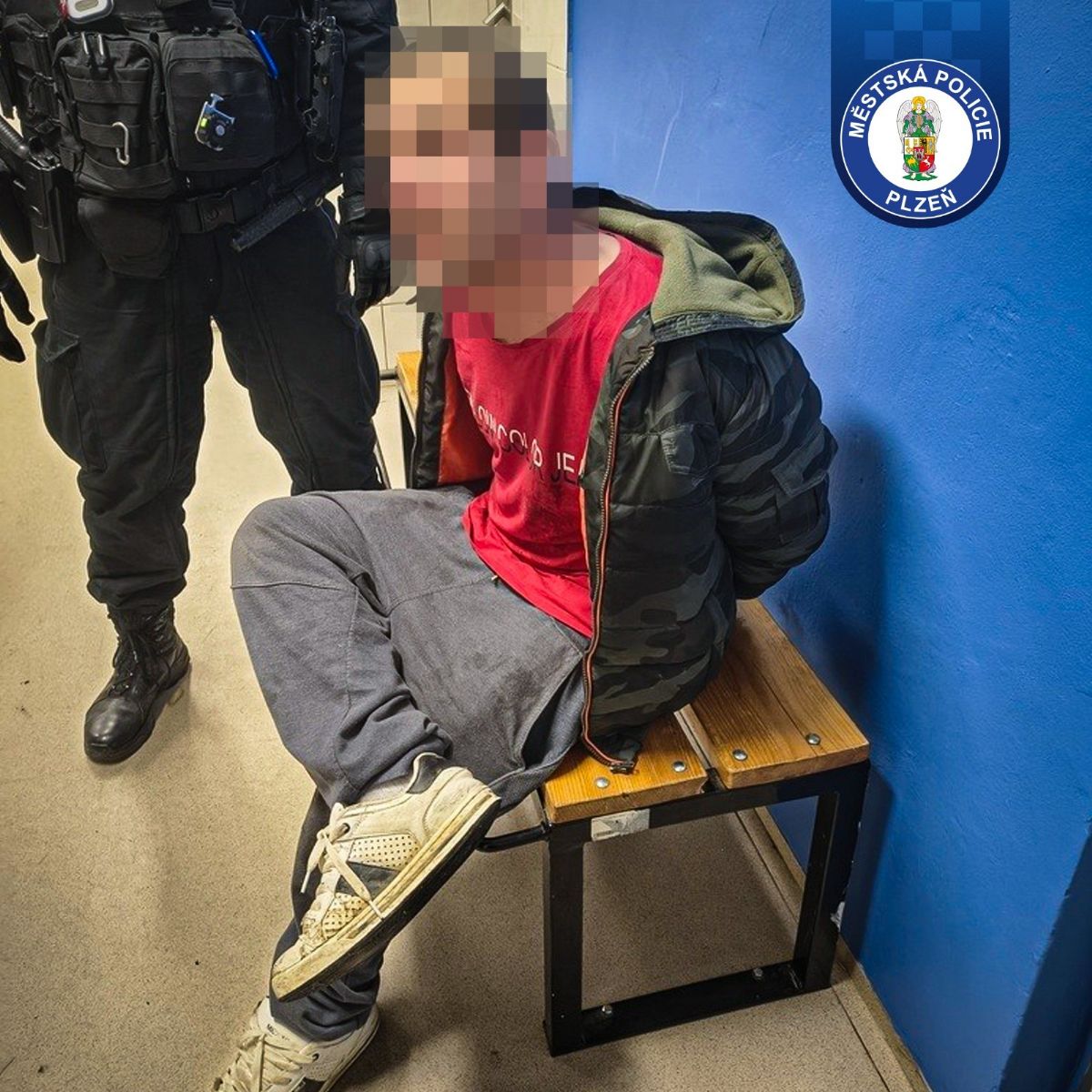 Opilec s 2,55 promile řádil v McDonaldu. Policie ho vyvedla