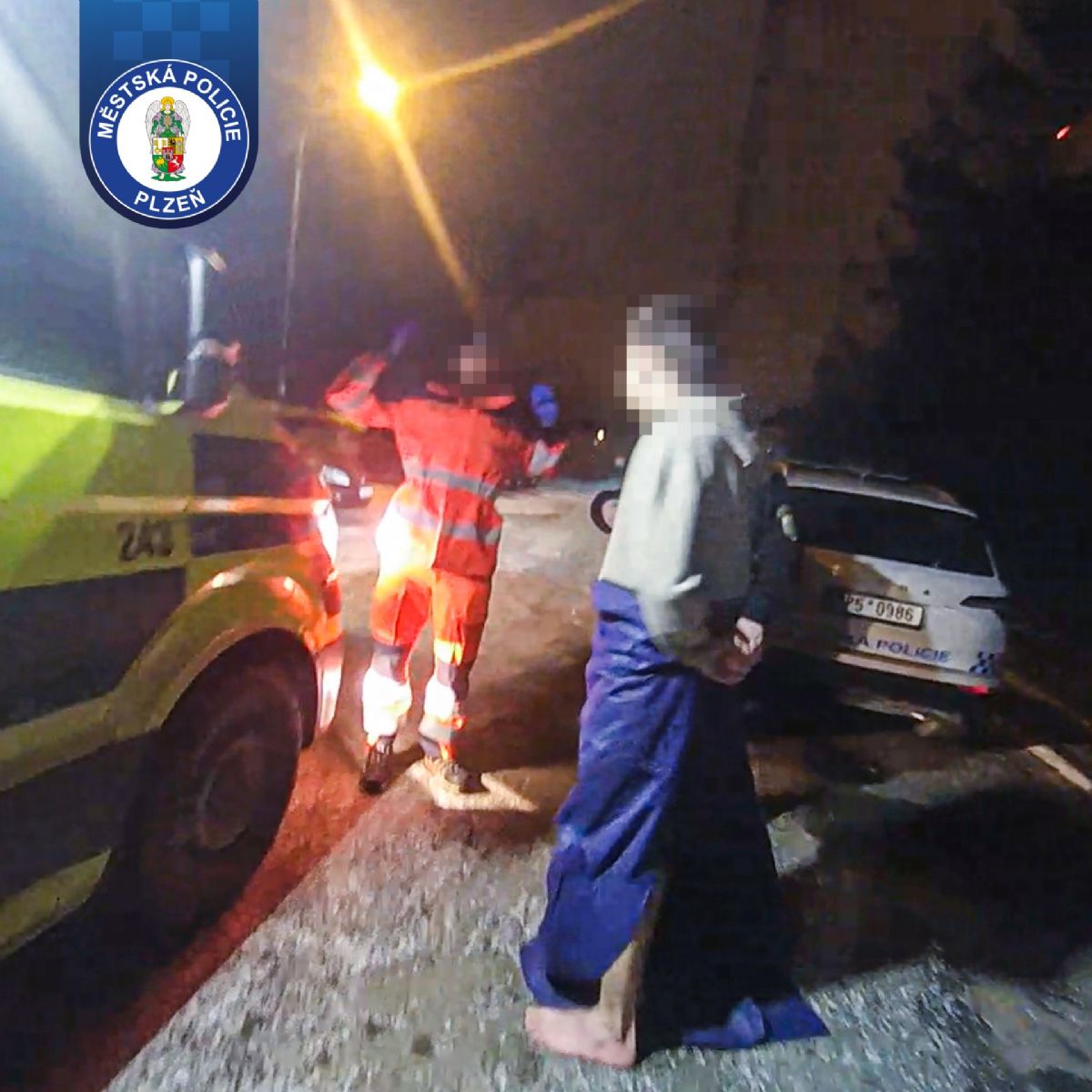 Opilec ve spodním prádle s 1,99 promile usnul v cizím autě