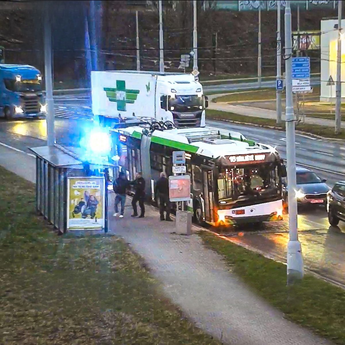 Opilý agresor v trolejbusu napadal lidi. Zkrotil ho cestující