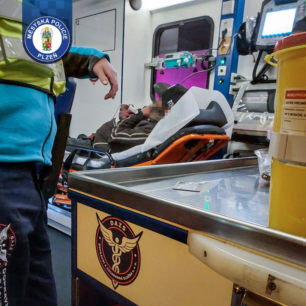 Opilý muž uvězněný v mobilní toaletě volal o pomoc