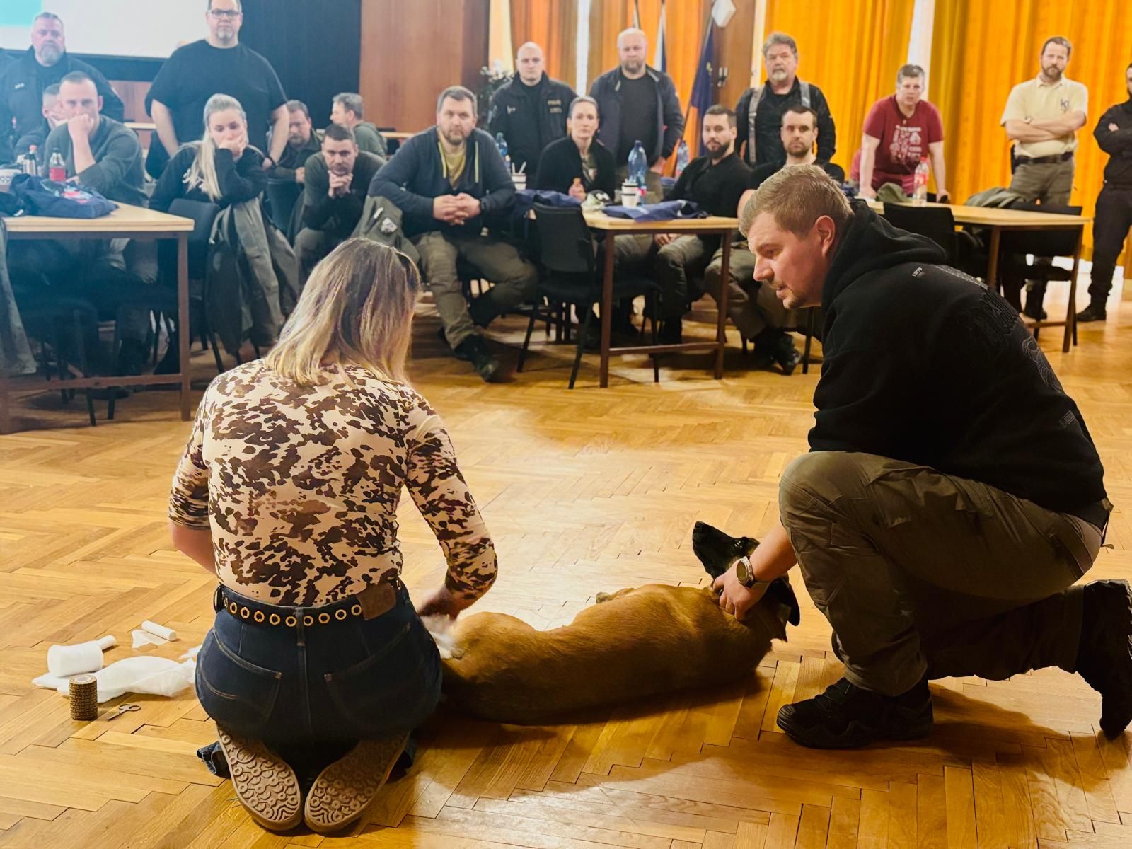 Padesát policejních psovodů trénovalo první pomoc pro služební psy